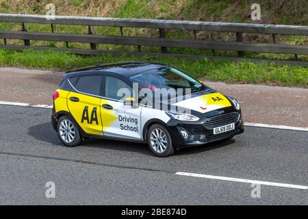 2019 Ford Fiesta Titanium Turbo; AA corso di formazione in autostrada per i conducenti, sotto istruzione, scuola di guida, conducenti, lezioni di guida in autostrada, Istruttore di guida approvato, tuta sorvegliata, istruttore; targhe a L per il traffico veicolare su veicoli in movimento, veicolo su strade del Regno Unito, motori, auto sull'autostrada M6 Foto Stock