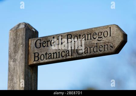 Un'insegna bilingue Botanical Gardens / Gerddi Botanegol in inglese e gallese a Singleton Park, Swansea, Galles, Regno Unito. Venerdì 27 Marzo 2020 Foto Stock