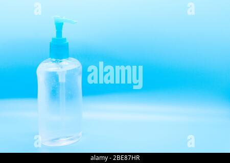 Gel igienizzante per mani trasparente isolato su sfondo blu. Foto Stock