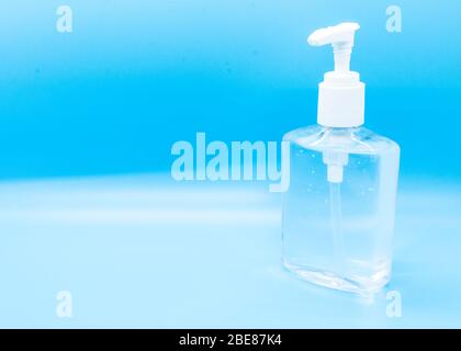 Gel igienizzante per mani trasparente isolato su sfondo blu. Foto Stock