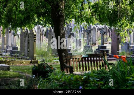 La lapide con il nome di Eleanor Rigby alla St Peters Church di Woolton Village Liverpool, dove John Lennon e Paul McCartney hanno suonato insieme per la prima volta Foto Stock