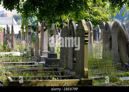 La lapide con il nome di Eleanor Rigby alla St Peters Church di Woolton Village Liverpool, dove John Lennon e Paul McCartney hanno suonato insieme per la prima volta Foto Stock