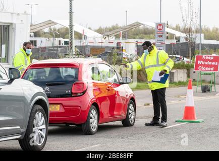 NOTA PER I REDATTORI: NUMERO DI PIASTRE PIXELATED DA PA PICTURE DESK immagine scattata alle 08:50 in un drive-in Covid-19 centro di test a Leeds Temple Green Park and Ride, parte del governo britannico-wide drive per aumentare i test per migliaia di altri lavoratori NHS. Foto Stock