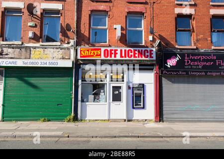 Negozi con servizio navetta su Wavertree High Street, un'arteria principale per il centro di liverpool, Liverpool, Inghilterra. Foto Stock