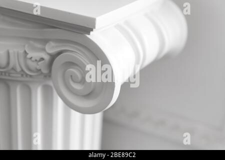 Frammento portico colonna bianca, ordine ionico. Frammento interno classico bianco astratto, foto ravvicinata con messa a fuoco selettiva morbida Foto Stock