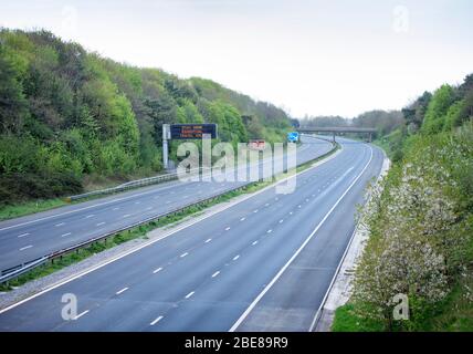 Vicoli vuoti sulla M5 vicino Taunton come la gente obbedisce consiglio del governo di 'casa di ritorno' durante il blocco Coronavirus Regno Unito Foto Stock