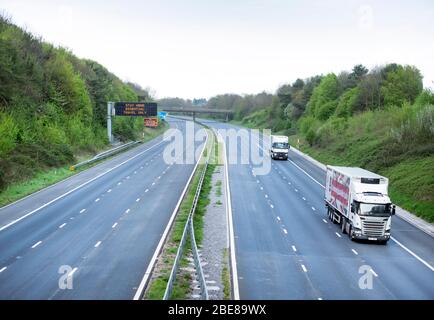 Solo il traffico merci sulla M5 vicino Taunton durante la chiusura Coronavirus UK Foto Stock