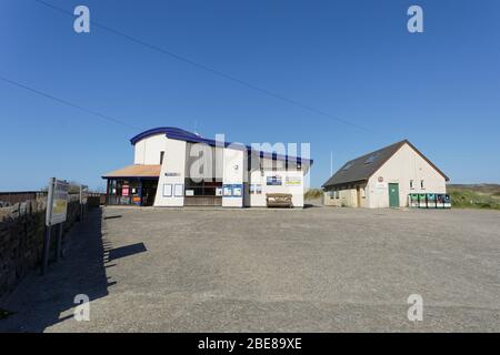 Nella foto: La stazione RNLI Lifestoat e servizi igienici pubblici a Poppit Sands, Galles, Regno Unito. Mercoledì 08 Aprile 2020 Foto Stock