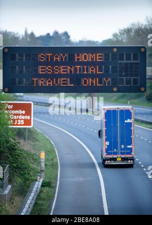 Solo il traffico merci sulla M5 vicino Taunton durante la chiusura Coronavirus UK Foto Stock