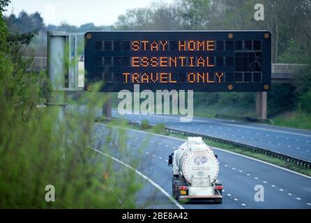 Solo il traffico merci sulla M5 vicino Taunton durante la chiusura Coronavirus UK Foto Stock