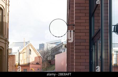 Bianco esterno rotondo segno mock in su muro di mattoni montato Foto Stock