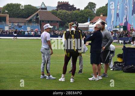 Bethanie Mattek Sands of America parlando con Caroline Wozniacki e Wozniackis Dad, Eastbourne Tennis il 24 giugno 2019 Foto Stock