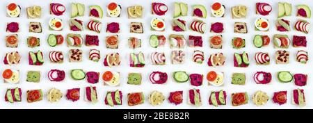 banner. diversi panini bruschette con hummus di barbabietole, guacamole, verdure diverse. concetto di helifood vegetariano. snack estivo. cibo patern on Foto Stock