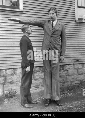 Il 22 febbraio 1918, Robert Wadlow nacque ad Alton (USA). Il neonato era di dimensioni medie e non c'era alcuna indicazione che in futuro sarebbe stato l'uomo più alto del mondo. All'età di 22 anni raggiunse un'altezza colossale di 272 cm. L'americano era anche il proprietario dei piedi più grandi nella storia. Le sue scarpe erano taglia 75! Foto Stock