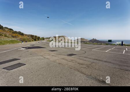 Nella foto: Il parcheggio deserte a Bracelet Bay vicino Swansea, Galles, Regno Unito. Venerdì 10 Aprile 2020 Re: Weekend di Pasqua, Covid-19 Pandemic di Coronavirus, UK. Foto Stock