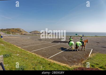 Nella foto: Due poliziotti montati ispezionano il parcheggio abbandonato di Bracelet Bay vicino a Swansea, Galles, Regno Unito. Venerdì 10 Aprile 2020 Re: Weekend di Pasqua, Foto Stock