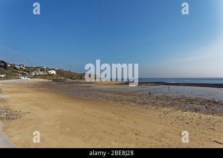 Nella foto: La quasi deserta Langland Bay vicino Swansea, Galles, Regno Unito. Re: Weekend di Pasqua, Covid-19 Pandemic di Coronavirus, Swasea, UK. Foto Stock