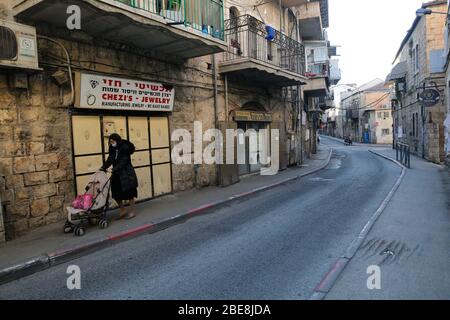 Gerusalemme. 12 aprile 2020. Una strada vuota è vista nel quartiere bloccato Mea Shearim a Gerusalemme in mezzo alla pandemia di coronavirus il 12 aprile 2020. Israele ha annunciato diversi quartieri di Gerusalemme come "zone ristrette" come parte della lotta contro il romanzo coronavirus, l'Ufficio del primo Ministro israeliano e il Ministero della Salute ha annunciato Domenica. La decisione ha avuto effetto domenica alle 12.00 e sarà valida fino ad aprile 15. Credit: Gil Cohen Magen/Xinhua/Alamy Live News Foto Stock