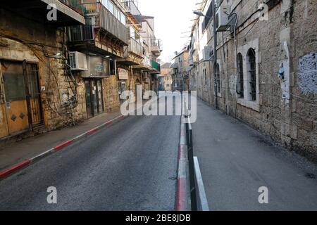 Gerusalemme. 12 aprile 2020. Una strada vuota è vista nel quartiere bloccato Mea Shearim a Gerusalemme in mezzo alla pandemia di coronavirus il 12 aprile 2020. Israele ha annunciato diversi quartieri di Gerusalemme come "zone ristrette" come parte della lotta contro il romanzo coronavirus, l'Ufficio del primo Ministro israeliano e il Ministero della Salute ha annunciato Domenica. La decisione ha avuto effetto domenica alle 12.00 e sarà valida fino ad aprile 15. Credit: Gil Cohen Magen/Xinhua/Alamy Live News Foto Stock