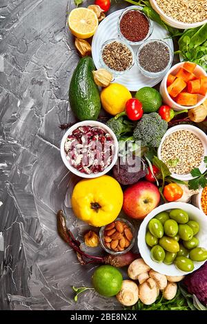 Protezione antivirus alimentare, coronavirus, immunità concetto. Set di alimenti biologici sani per la dieta, superalimenti - fagioli, legumi, noci, semi, verdure, frutta e ve Foto Stock