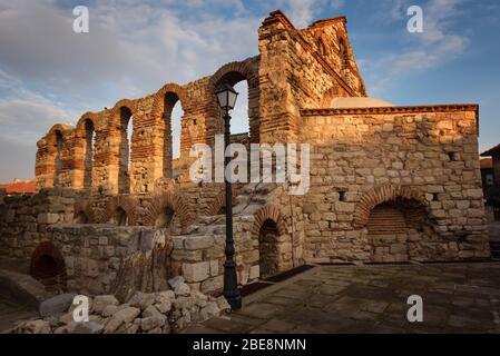 Rovinata Chiesa di Santa Sofia a Nesebar, Bulgaria. Nesebar è una città antica e una delle principali località balneari della costa bulgara del Mar Nero. Foto Stock