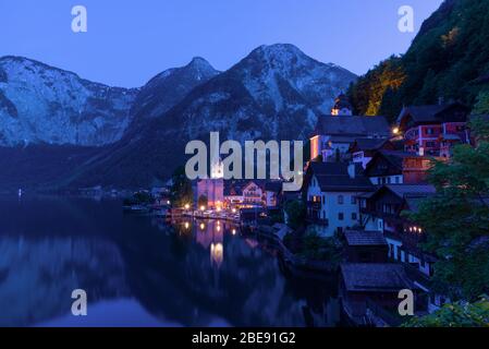 Classica vista da cartolina della famosa cittadina sul lago di Hallstatt nelle Alpi in un crepuscolo d'estate, regione Salzkammergut, Austria Foto Stock