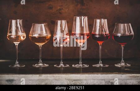 Sfumature di vino Rose in bicchieri con fondo arrugginito Foto Stock