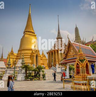 Bangkok, Thailandia - 29 febbraio 2020: Turisti che visitano il palazzo del re a Bangkok, Thailandia Foto Stock