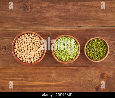 set di legumi, fagioli per dieta vegana proteica senza glutine, piselli verdi, ceci, mung, vista dall'alto Foto Stock