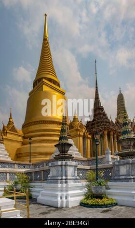 Bangkok, Thailandia - 29 febbraio 2020: Templi alla corte del grande palazzo, Bangkok, Thailandia. Foto Stock