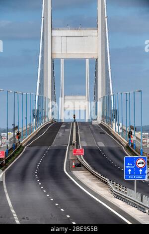 Un deserto Severn Bridge che collega l'Inghilterra e il Galles di solito occupato su una festa bancaria, come le restrizioni del governo continuano a contenere coronavirus. Foto Stock