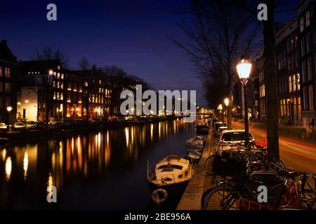 Amsterdam canali grandangolari girato di notte, esposizione lunga Foto Stock