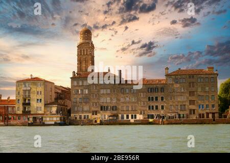 Il campanile della chiesa di San Pietro Martire a Venezia al tramonto visto dal mare. Foto Stock