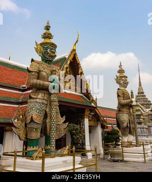 Bangkok, Thailandia - 29 febbraio 2020: Statue decorate nella corte del grande palazzo, Bangkok Foto Stock