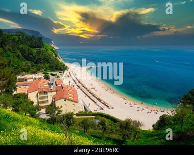 La splendida e incontaminata spiaggia di Numana, il monte Conero, Italia. Foto Stock