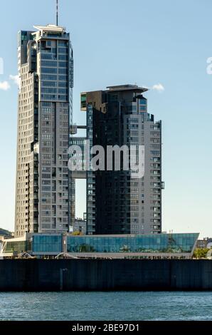 GDYNIA , POLONIA 24 SETTEMBRE 2018 : edifici delle torri del mare nel porto cittadino di Gdynia. Foto Stock