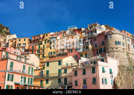 Magnifica vista giornaliera del paese di Manarola in una giornata estiva soleggiata. Manarola è uno dei cinque paesi famosi delle cinque Terre Five lands National Foto Stock