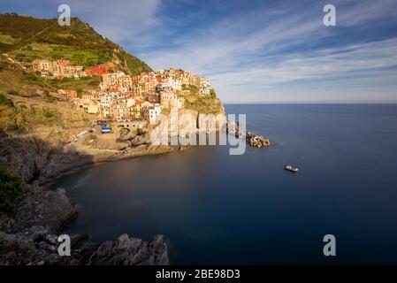 Magnifica vista giornaliera del paese di Manarola in una giornata estiva soleggiata. Manarola è uno dei cinque paesi famosi delle cinque Terre Five lands National Foto Stock