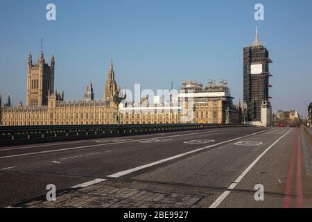 Un ponte di Westminster quasi desolato, a parte la strana famiglia solitaria o ciclista sopra Westminster Bridge durante il blocco del coronavirus COVID-19 Foto Stock