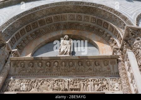 Dettagli dell'esterno del Battistero di San Giovanni, il più grande battistero d'Italia, nella Piazza dei Miracoli Piazza dei Miracoli, Pisa Foto Stock