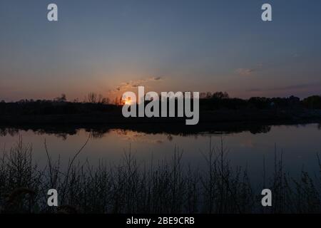 Tramonto durante la primavera in aprile nel parco Hoge Weerd lungo il fiume Mosa a Maastricht Foto Stock