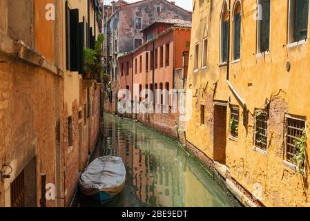 VENEZIA, ITALIA 23 MAGGIO 2017: Tradizionale strada a canale stretto con gondole e vecchie case a Venezia. Architettura e monumenti di Venezia Foto Stock