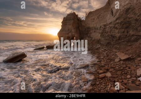 Stagcape durante il tramonto. Bella stagione naturale, ora blu. Tramonto sul mare sulla costa del Mar Nero vicino a Balchik, Varna, Bulgaria. Tramonto magnifico Foto Stock