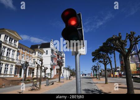 Trassenheide, Germania. 13 Aprile 2020. Un semaforo rosso splende sul lungomare della località baltica sull'isola di Usedom. A causa dell'assenza di turisti, i punti turistici nel Meclemburgo-Pomerania occidentale non hanno entrate dalla tassa turistica. (A dpa: 'Tassa turistica manca nei punti turistici') credito: Stefan Sauer/dpa/Alamy Live News Foto Stock