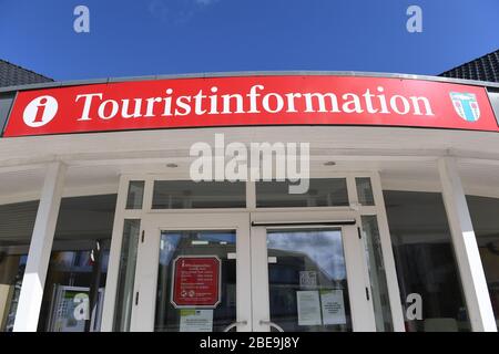 Trassenheide, Germania. 13 Aprile 2020. Vista di un cartello con la scritta "informazioni turistiche" nella località del Mar Baltico sull'isola di Usedom. (A dpa: 'Tassa turistica è mancante nei punti caldi turistici') credito: Stefan Sauer/dpa/Alamy Live News Foto Stock