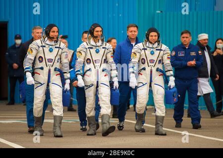 BAIKONUR, KAZAKHSTAN - 09 aprile 2020 - spedizione 63 membri dell'equipaggio Chris Cassidy della NASA, a sinistra, Anatoly Ivanishin, al centro, e Ivan Vagner di Roscosmos, Foto Stock