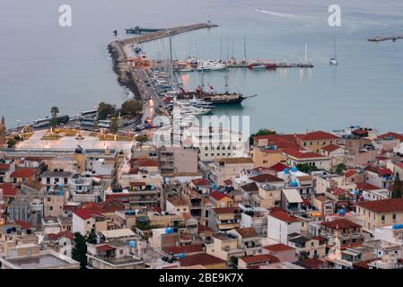 Veduta aerea della città di Zante Zante, Grecia. Mattina estiva sul Mar Ionio. Bellissimo panorama urbano della città greca. Concetto di viaggio Foto Stock