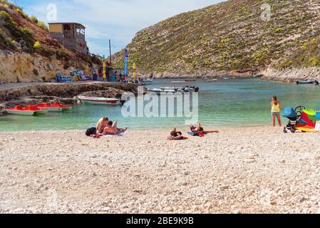 Zante, Grecia - 27 settembre 2017: Porto Vromi sull'isola di Zante. Attrazioni turistiche dell'isola di Zante. Le migliori spiagge della Grecia. Barche e mare Foto Stock