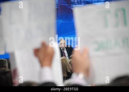 Giornalisti e media partecipano alla conferenza stampa annuale del Presidente della Federazione russa Vladimir Putin al World Trade Center Foto Stock