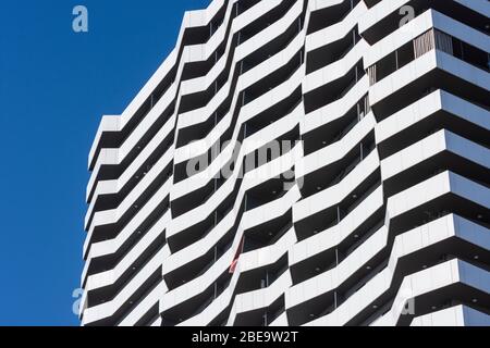 Wien, Vienna: Balconi vuoti continui dettaglio, 1 ombrellone, struttura semplice, balcone, alta costruzione di appartamenti City Gate, nel 22. Donaustadt, Wie Foto Stock